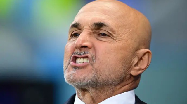 ספאלטי בשירת ההמנון. משחקו האחרון כמאמן הנבחרת (צילום: רויטרס)