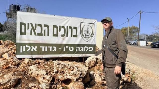 ארי ברוקס על רקע מוצב תפוח בשומרון  (צילום: יחצ)