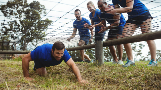 איך בונים יום גיבוש וכיף לצוות העובדים שבאמת עושה שינוי?  (צילום: FREEPIK)