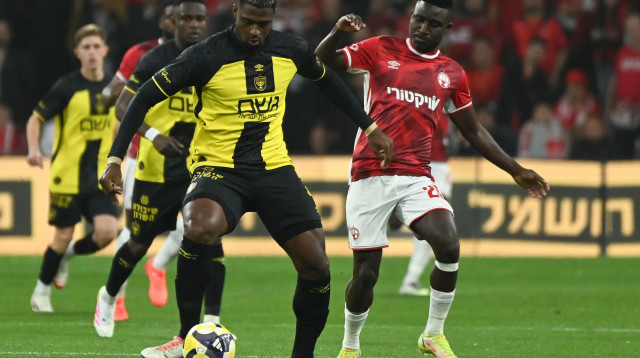 שחקן בית"ר ירושלים, בריאן קרבאלי, מול שחקן הפועל באר שבע קינגס קאנגווה (צילום: ברני ארדוב)