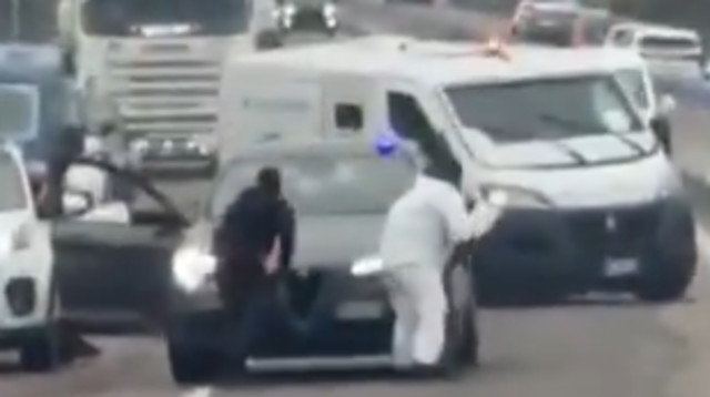 שוד באמצע הכביש באיטליה (צילום: צילום מסך רשת X)