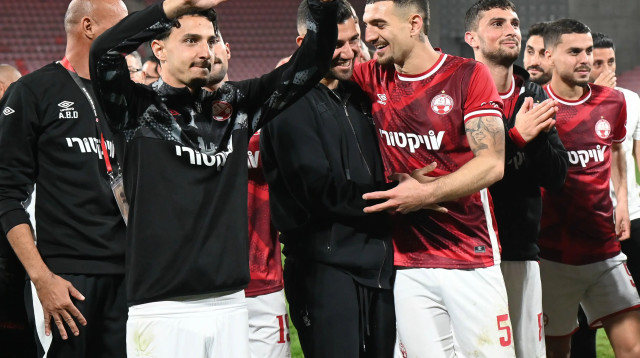 שחקני הפועל באר שבע חוגגים (צילום: ברני ארדוב)