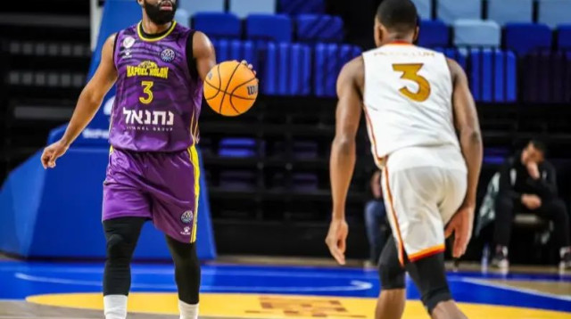 שחקן הפועל חולון דריק וולטון ג'וניור (צילום: אתר רשמי, האתר הרשמי של פיב"א)