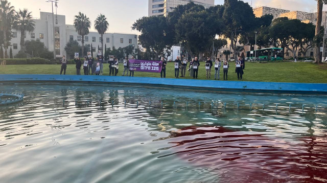 מזרקה נצבעה באדום במסגרת יום העצירה בשל האלימות במגזר הערבי (צילום: "עומדים ביחד")