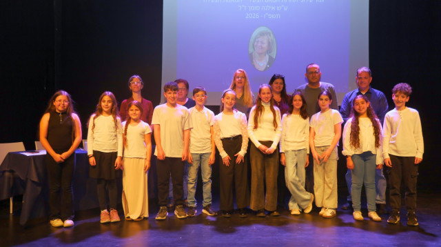 הנואמים בשכבת הגיל הצעירה ה-ו של גבעתיים (צילום: עיריית גבעתיים)