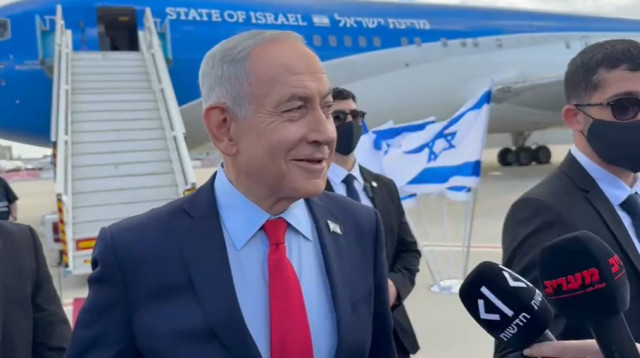 ראש הממשלה בנימין נתניהו לפני העלייה לכנף ציון, מיקרופון מעריב (צילום: אנה ברסקי)