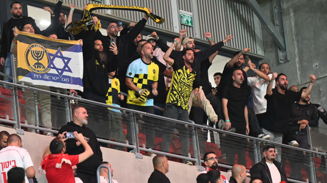 אוהדי בית"ר ירושלים בטרנר (צילום: ברני ארדוב)