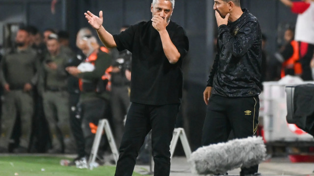 מאמן בית"ר ירושלים, ברק יצחקי, עם עוזרו משה אוחיון (צילום: ברני ארדוב)