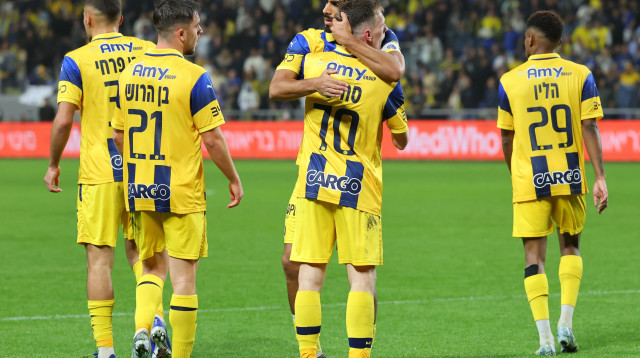 שחקני מכבי תל אביב (צילום: אודי ציטיאט)