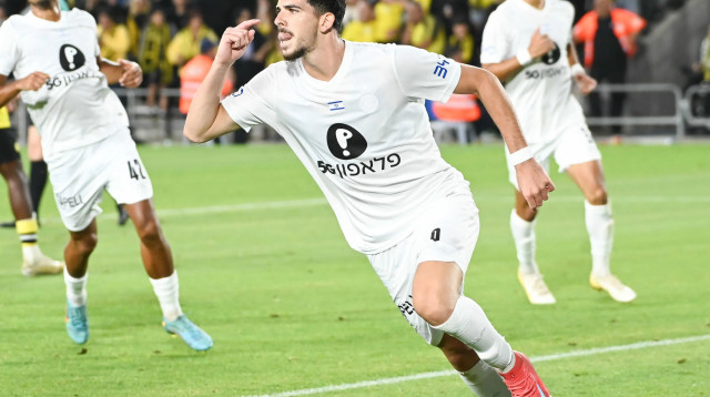 דור תורג'מן שחקן מכבי תל אביב חוגג שער (צילום: ברני ארדוב)