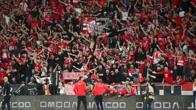 רגע אחד העיב על הניצחון. אוהדי הפועל באר שבע (צילום: ברני ארדוב)