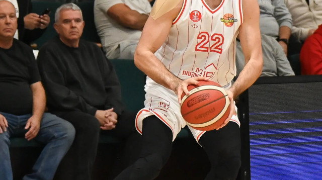 ואסילייה מיציץ' שחקן הפועל תל אביב (צילום: ברני ארדוב)