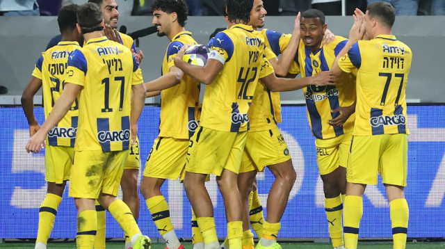 שחקני מכבי תל אביב חוגגים (צילום: אודי ציטיאט)