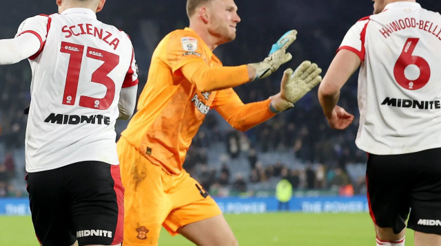 דניאל פרץ חוגג עם שחקני סאות'המפטון (צילום: GettyImages)