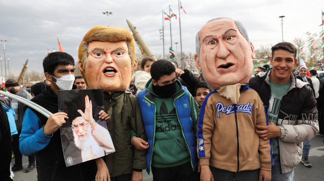 מסכות של דונלד טראמפ ובנימין נתניהו - ציון יום השנה ה-47 למהפכה האסלאמית באיראן (צילום: רויטרס)