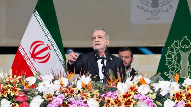 נשיא איראן מסעוד פזשכיאן נושא דברים במהלך ציון יום השנה ה־47 למהפכה האסלאמית בטהרן (צילום: רויטרס)