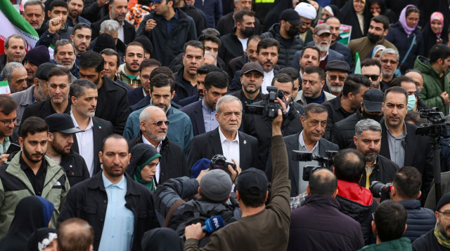 נשיא איראן מסעוד פזשכיאן נושא דברים במהלך ציון יום השנה ה־47 למהפכה האסלאמית בטהרן, איראן (צילום: רויטרס)