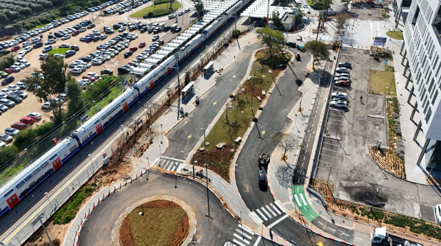 מסוף תחבורה ציבורית לתחנת הרכבת קיסריה פרדס-חנה (צילום: רכבת ישראל)
