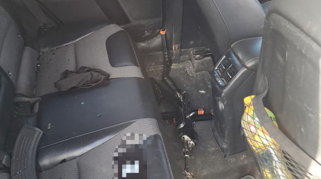 הנשקים והתחמושת שנמצאו ברכבם של בני משפחת אלשמאלי   (צילום: דוברות המשטרה)