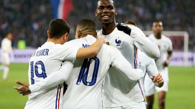 פוגבה חוגג עם אמבפה בנבחרת צרפת (צילום: Getty images)