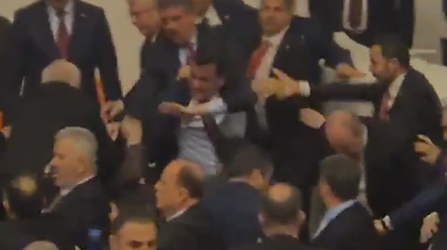 קרב אגרופים בפרלנט הטורקי (צילום: הפרלמנט הטורקי)