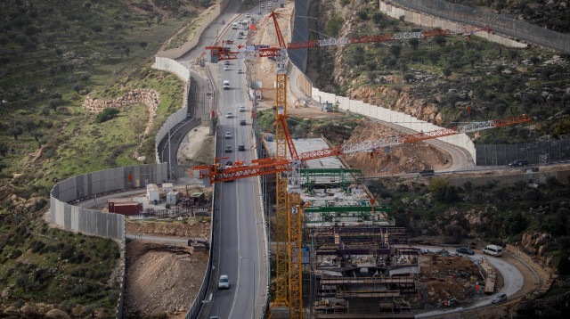 נדל"ן בישראל - מנופים באתרי בנייה (צילום: יונתן זינדל פלאש 90)