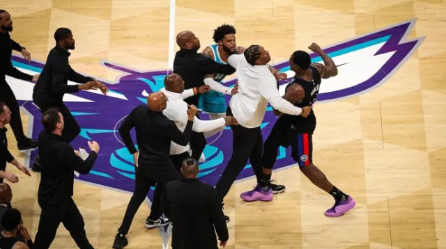 קטטת ענק בין דטרויט לשארלוט. דורן וברידג'ס ראש בראש (צילום: GettyImages, David Jensen)