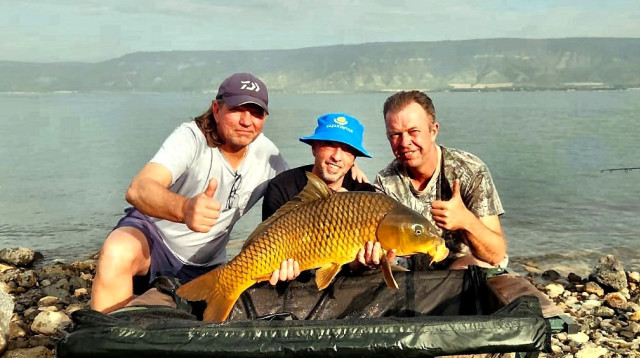 קבוצת ASA עם הקרפיון הגדול ביותר בתחרות במשקל 9.8 ק"ג (צילום: עמותת ישראפיש)