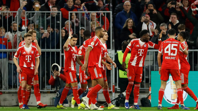 שחקני באיירן מינכן חוגגים (צילום: רויטרס)