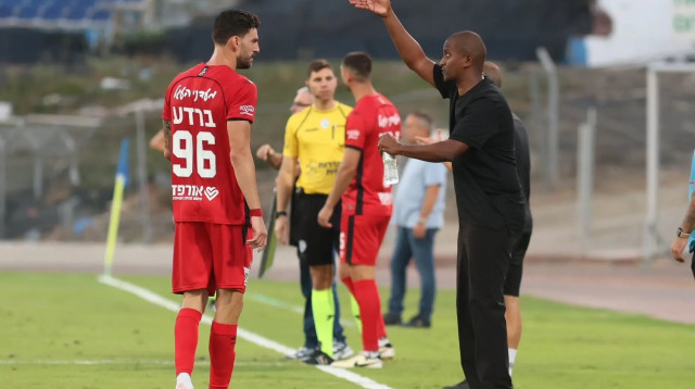 מסאי דגו מאמן הפועל רמת גן עם הבלם ניר ברדע (צילום: קובי אליהו)