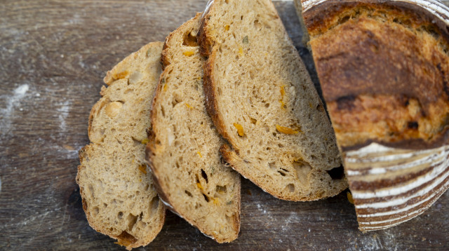 לחם אגוזים מקמח מלא של השף ערן בורקין (צילום: פסקל פרץ-רובין)