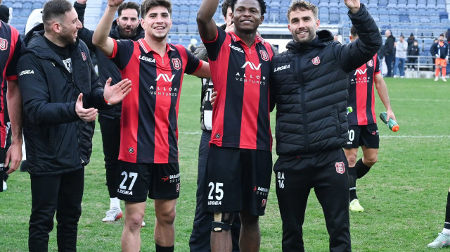 אנדוקו אידוקו עם חמודי דיאב, שחקני הפועל ירושלים (צילום: דני מרון)