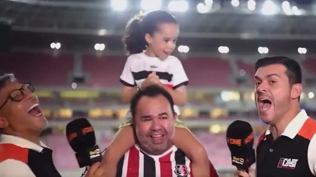 הילדה האוהדת פלטה קללה עסיסית בשידור חי על היריבה, והפכה לכוכבת רשת (צילום: צילום מסך, מתוך הרשתות החברתיות)