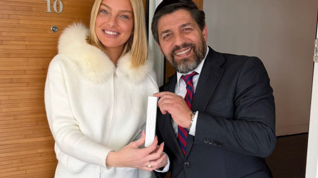 מאור ברוכמן קובעת מזוזה עם רב הסלבס מרדכי חסידים (צילום: יח"צ)