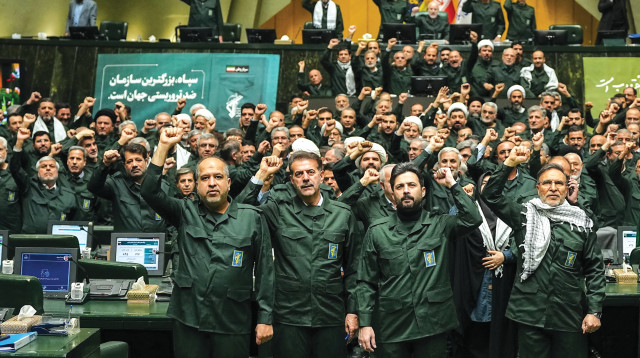 מפגן תמיכה בפרלמנט האיראני במשמרות המהפכ (צילום: רויטרס)