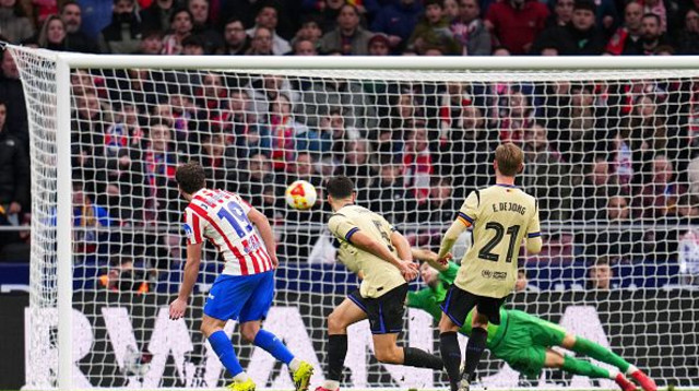 אלברס כובש לרשת של ברצלונה (צילום: GettyImages)