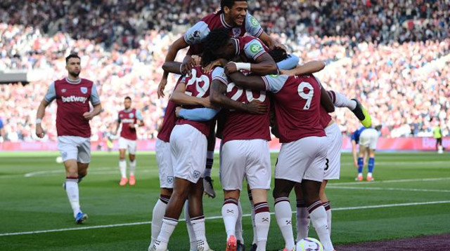 מיכאיל אנטוניו חוגג עם שחקני ווסטהאם (צילום: GettyImages)