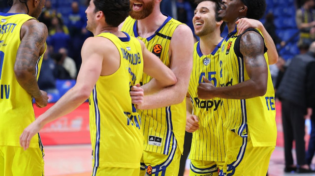 שחקני מכבי תל אביב (צילום: אודי ציטיאט)