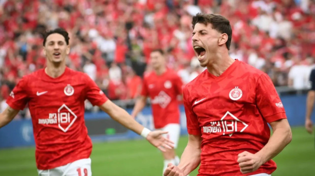 סתיו טוריאל חוגג שער לזכות הפועל תל אביב (צילום: ברני ארדוב)