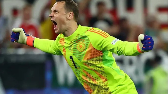 שואג מאושר. נוייר (צילום: רויטרס)