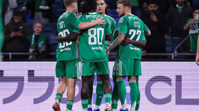 שחקני מכבי חיפה (צילום: מאור אלקסלסי)