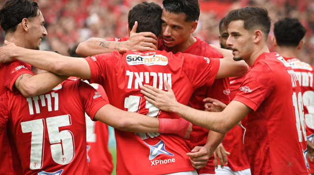שחקני הפועל תל אביב חוגגים (צילום: ברני ארדוב)