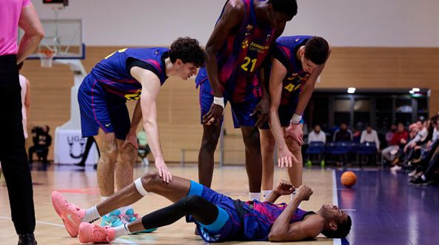 שחקני קבוצת הנוער של ברצלונה סביב מוחמד דאבונה (צילום: Getty images)