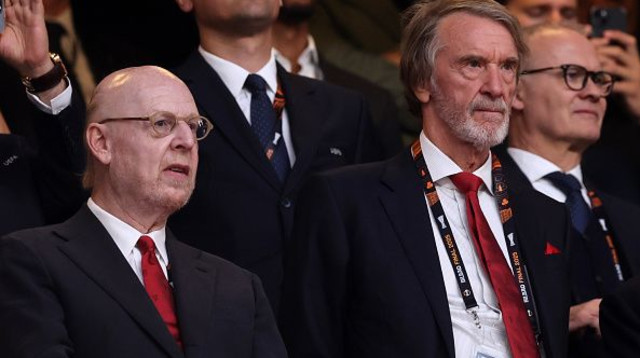 סר ג'ים רטקליף לצד אברם גלייזר (צילום: Catherine Ivill - AMA)