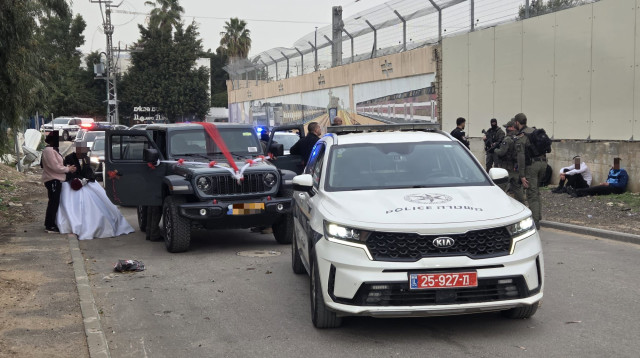 המשטרה הפסיקה שיירת חתונה (צילום: דוברות המשטרה)
