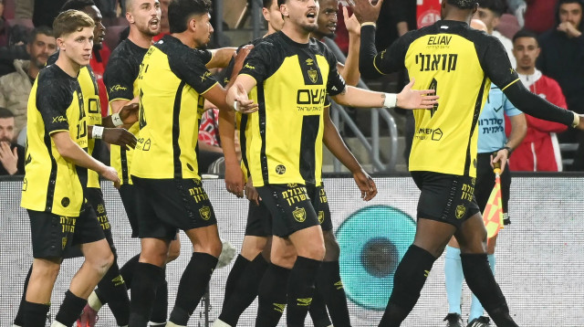 שחקני בית"ר ירושלים חוגגים (צילום: ברני ארדוב)