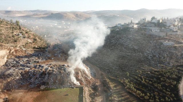 שריפה פיראטית בנעלין. זיהום אוויר בישובי הסביבה (צילום: נחנקנו - שמים גבול לטרור השריפות)