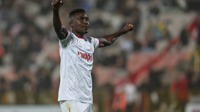 קינגס קאנגווה שחקן הפועל באר שבע חוגג שער (צילום: לירון מולדובן)