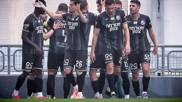 רצף האכזבות נעצר. שחקני הפועל חיפה חוגגים (צילום: אריאל שלום)