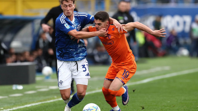 שחקן פיורנטינה, מנור סולומון, מול שחקן קומו, מרגים וויבודה (צילום: אימג'בנק  GettyImages, Marco Luzzani)